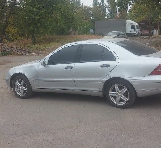Сірий Мерседес Ц-Клас, об'ємом двигуна 2 л та пробігом 270 тис. км за 3000 $, фото 1 на Automoto.ua