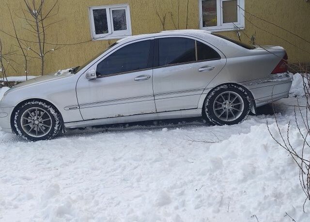 Серый Мерседес Ц-Класс, объемом двигателя 0 л и пробегом 238 тыс. км за 4000 $, фото 1 на Automoto.ua