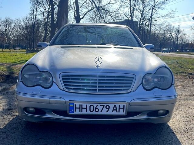 Серый Мерседес Ц-Класс, объемом двигателя 2 л и пробегом 220 тыс. км за 4200 $, фото 1 на Automoto.ua