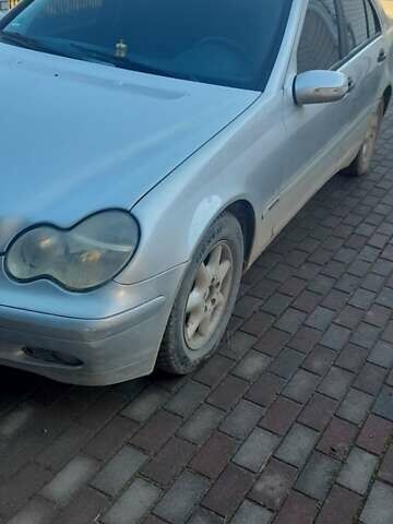 Серый Мерседес Ц-Класс, объемом двигателя 2 л и пробегом 187 тыс. км за 3500 $, фото 1 на Automoto.ua