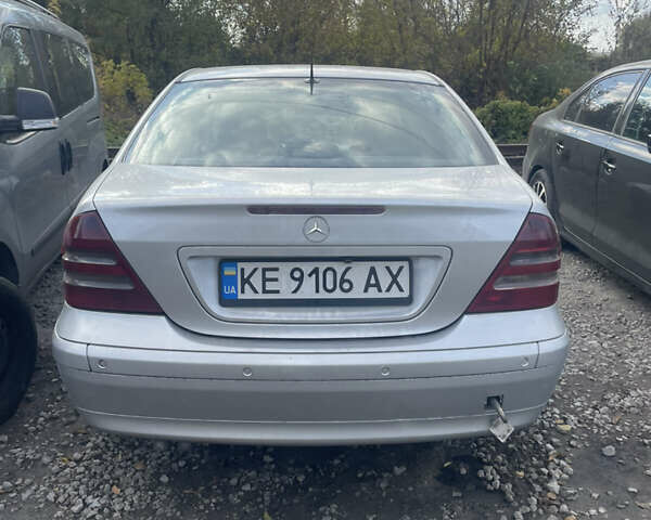 Мерседес Ц-Клас 2001 у Дніпро (Дніпропетровську) на Automoto.ua Сірий Мерседес Ц-Клас, об'ємом двигуна 2.15 л та пробігом 330 тис. км за 1990 $, фото 1 на Automoto.ua