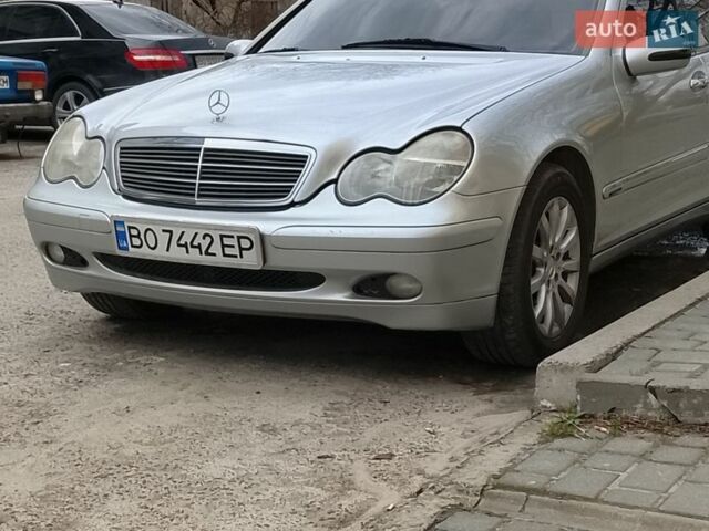 Серый Мерседес Ц-Класс, объемом двигателя 2.6 л и пробегом 258 тыс. км за 4000 $, фото 1 на Automoto.ua