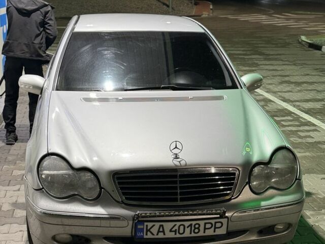 Мерседес Ц-Клас 2001 у Києві на Automoto.ua Сірий Мерседес Ц-Клас, об'ємом двигуна 2 л та пробігом 195 тис. км за 4500 $, фото 1 на Automoto.ua