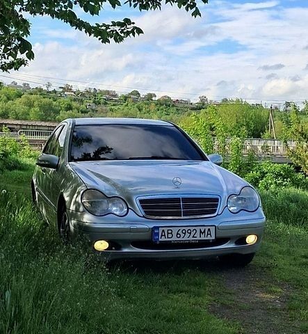 Сірий Мерседес Ц-Клас, об'ємом двигуна 2.2 л та пробігом 320 тис. км за 3900 $, фото 1 на Automoto.ua