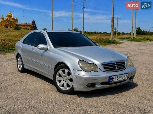 Сірий Мерседес Ц-Клас, об'ємом двигуна 2 л та пробігом 450 тис. км за 2600 $, фото 1 на Automoto.ua