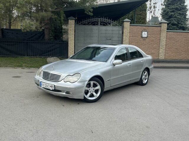 Сірий Мерседес Ц-Клас, об'ємом двигуна 2 л та пробігом 300 тис. км за 2700 $, фото 1 на Automoto.ua