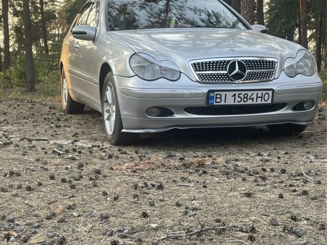 Сірий Мерседес Ц-Клас, об'ємом двигуна 2 л та пробігом 320 тис. км за 4500 $, фото 1 на Automoto.ua