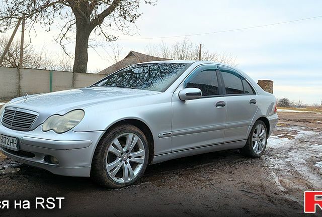Серый Мерседес Ц-Класс, объемом двигателя 1.8 л и пробегом 380 тыс. км за 3500 $, фото 1 на Automoto.ua