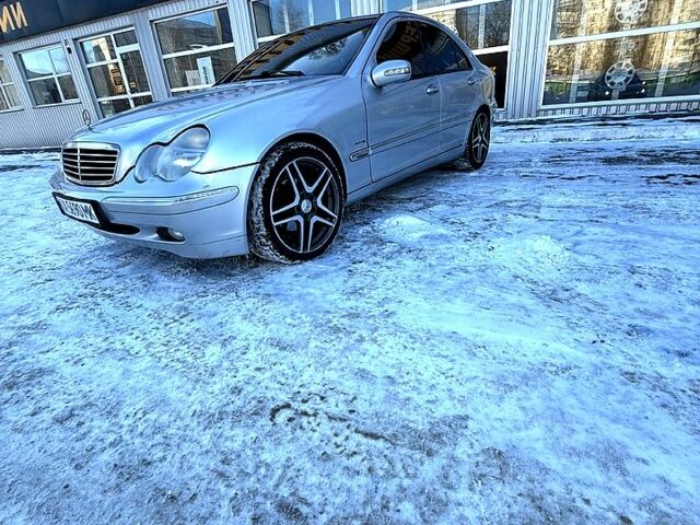 Сірий Мерседес Ц-Клас, об'ємом двигуна 2.2 л та пробігом 300 тис. км за 4300 $, фото 1 на Automoto.ua