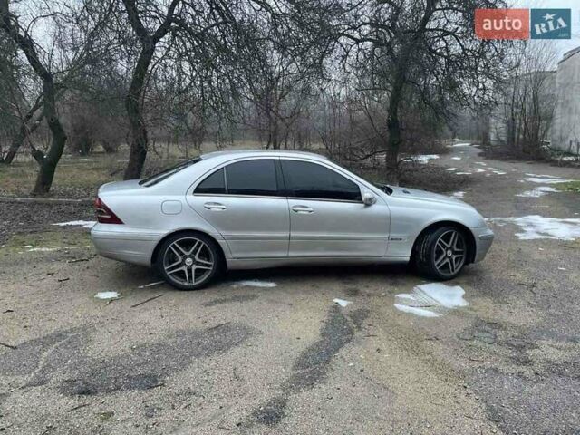 Сірий Мерседес Ц-Клас, об'ємом двигуна 2.1 л та пробігом 350 тис. км за 4200 $, фото 1 на Automoto.ua