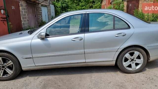 Сірий Мерседес Ц-Клас, об'ємом двигуна 2.6 л та пробігом 300 тис. км за 5100 $, фото 1 на Automoto.ua