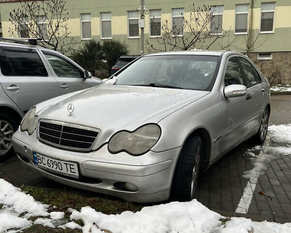 Серый Мерседес Ц-Класс, объемом двигателя 2 л и пробегом 300 тыс. км за 3000 $, фото 1 на Automoto.ua