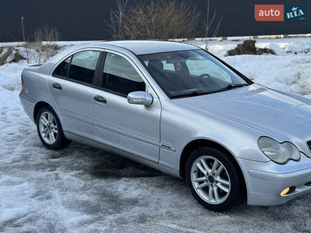 Сірий Мерседес Ц-Клас, об'ємом двигуна 2 л та пробігом 300 тис. км за 4700 $, фото 1 на Automoto.ua
