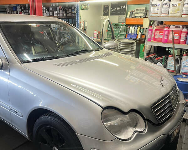 Серый Мерседес Ц-Класс, объемом двигателя 2.2 л и пробегом 328 тыс. км за 4900 $, фото 1 на Automoto.ua