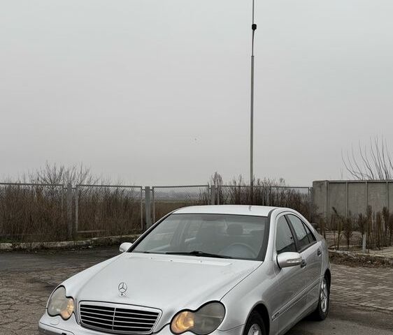 Сірий Мерседес Ц-Клас, об'ємом двигуна 2.2 л та пробігом 300 тис. км за 3100 $, фото 1 на Automoto.ua