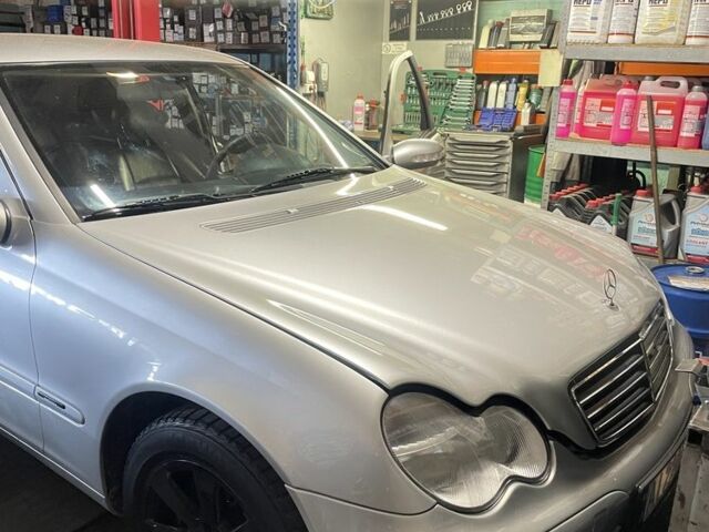 Серый Мерседес Ц-Класс, объемом двигателя 2.1 л и пробегом 328 тыс. км за 4900 $, фото 1 на Automoto.ua