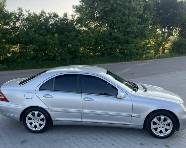 Серый Мерседес Ц-Класс, объемом двигателя 2 л и пробегом 305 тыс. км за 4600 $, фото 1 на Automoto.ua