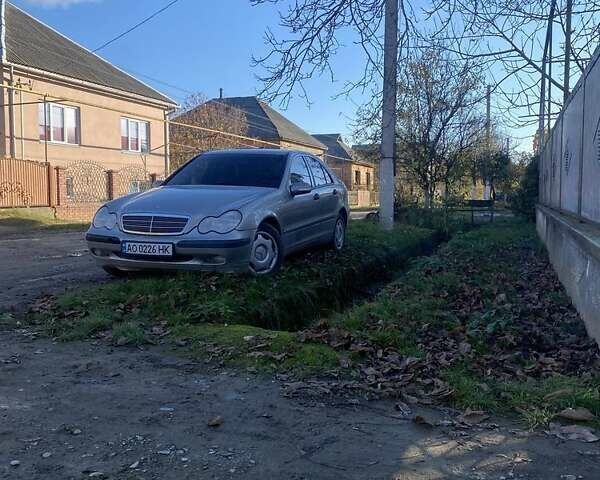 Сірий Мерседес Ц-Клас, об'ємом двигуна 2.1 л та пробігом 300 тис. км за 4500 $, фото 1 на Automoto.ua