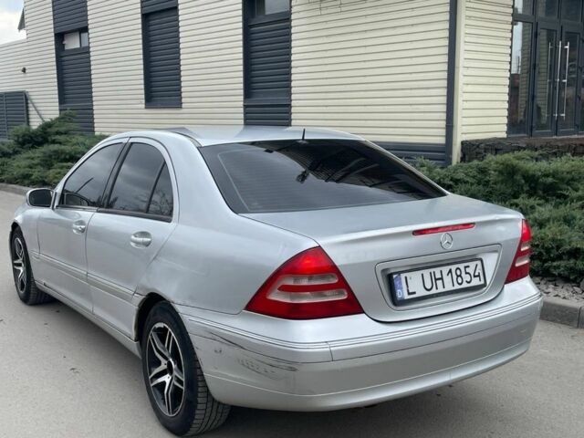 Сірий Мерседес Ц-Клас, об'ємом двигуна 3.2 л та пробігом 222 тис. км за 1850 $, фото 1 на Automoto.ua