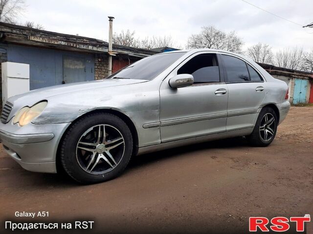 Сірий Мерседес Ц-Клас, об'ємом двигуна 3.2 л та пробігом 234 тис. км за 2700 $, фото 1 на Automoto.ua