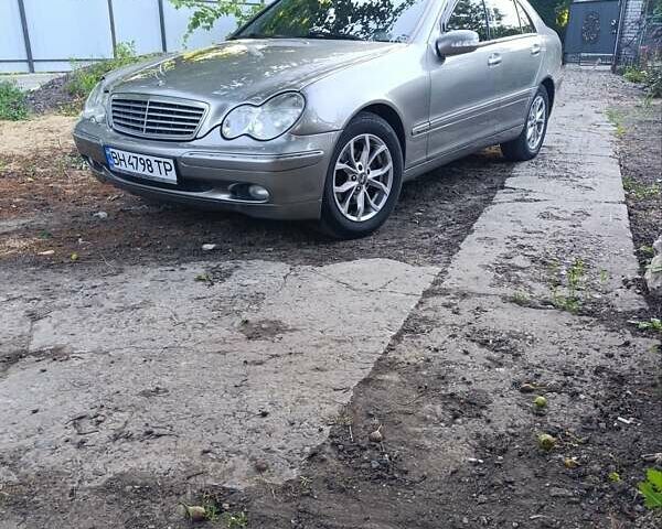 Серый Мерседес Ц-Класс, объемом двигателя 2.15 л и пробегом 400 тыс. км за 5300 $, фото 1 на Automoto.ua