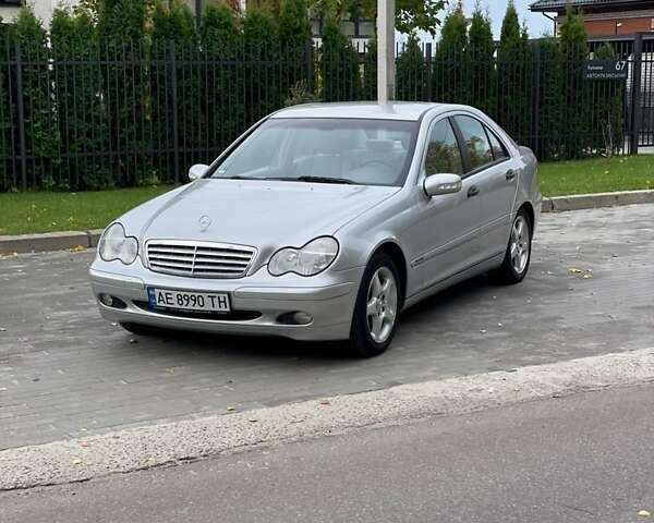 Мерседес Ц-Класс 2003 в Николаеве на Automoto.ua Серый Мерседес Ц-Класс, объемом двигателя 1.8 л и пробегом 239 тыс. км за 5800 $, фото 1 на Automoto.ua