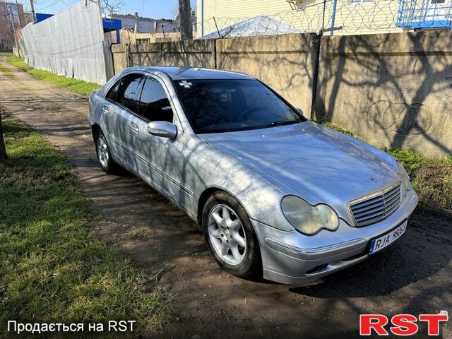 Сірий Мерседес Ц-Клас, об'ємом двигуна 2.2 л та пробігом 320 тис. км за 1650 $, фото 1 на Automoto.ua