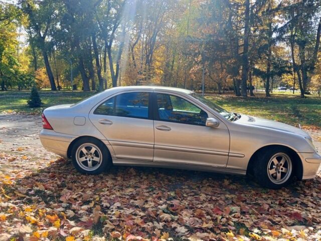 Сірий Мерседес Ц-Клас, об'ємом двигуна 1.8 л та пробігом 298 тис. км за 3300 $, фото 1 на Automoto.ua