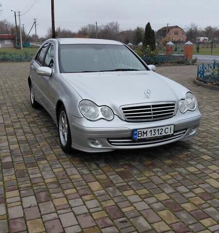 Серый Мерседес Ц-Класс, объемом двигателя 1.8 л и пробегом 300 тыс. км за 5000 $, фото 1 на Automoto.ua