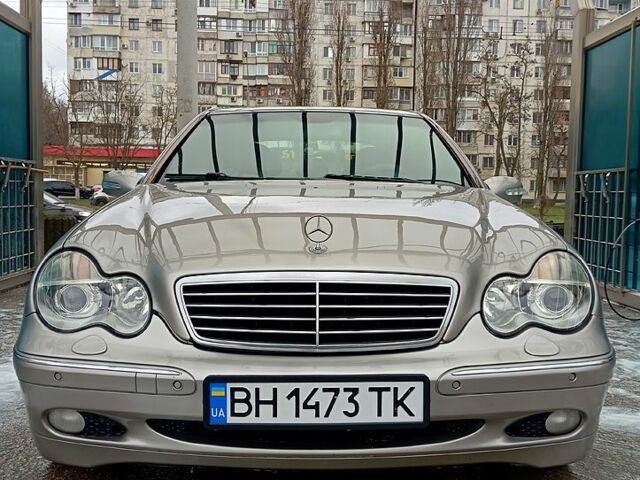 Серый Мерседес Ц-Класс, объемом двигателя 1.8 л и пробегом 256 тыс. км за 5200 $, фото 1 на Automoto.ua