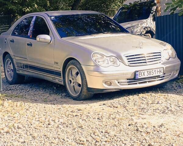 Серый Мерседес Ц-Класс, объемом двигателя 2.2 л и пробегом 370 тыс. км за 5000 $, фото 1 на Automoto.ua