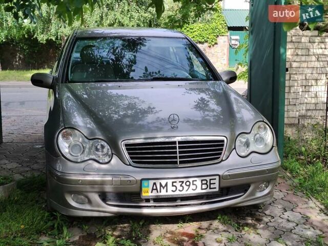 Серый Мерседес Ц-Класс, объемом двигателя 2 л и пробегом 250 тыс. км за 8400 $, фото 1 на Automoto.ua