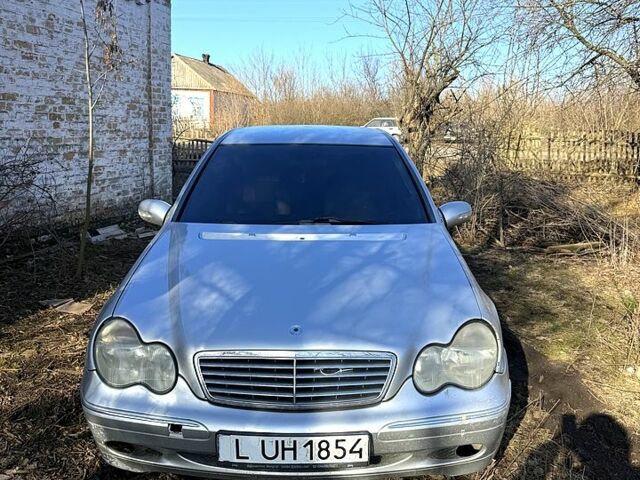 Сірий Мерседес Ц-Клас, об'ємом двигуна 3.2 л та пробігом 275 тис. км за 2500 $, фото 1 на Automoto.ua