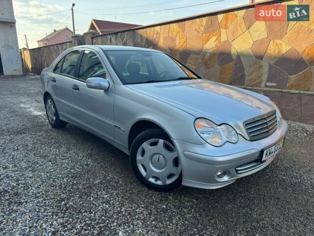 Сірий Мерседес Ц-Клас, об'ємом двигуна 1.8 л та пробігом 170 тис. км за 7400 $, фото 1 на Automoto.ua