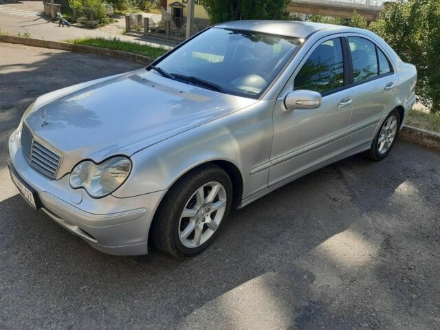 Серый Мерседес Ц-Класс, объемом двигателя 2.1 л и пробегом 300 тыс. км за 7555 $, фото 1 на Automoto.ua