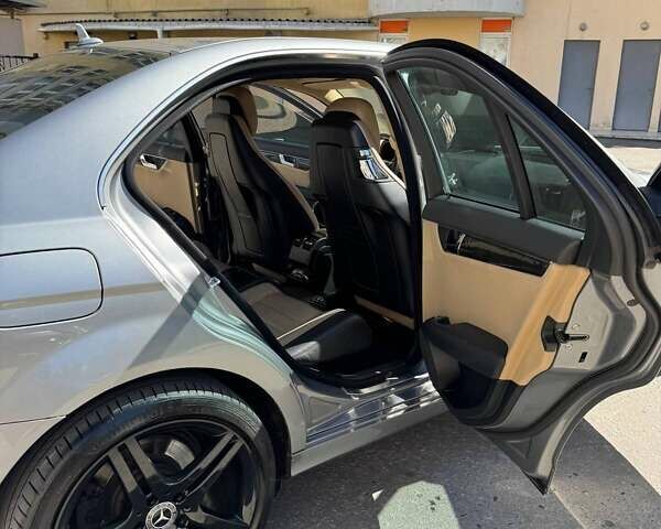 Серый Мерседес Ц-Класс, объемом двигателя 1.8 л и пробегом 270 тыс. км за 8000 $, фото 1 на Automoto.ua