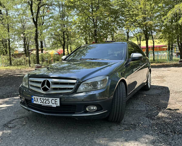 Сірий Мерседес Ц-Клас, об'ємом двигуна 3 л та пробігом 256 тис. км за 9300 $, фото 1 на Automoto.ua