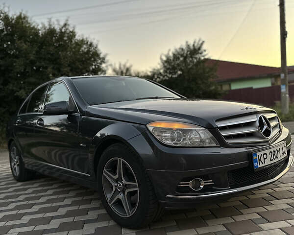 Серый Мерседес Ц-Класс, объемом двигателя 3 л и пробегом 297 тыс. км за 8300 $, фото 1 на Automoto.ua