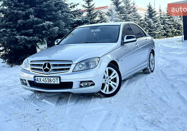 Серый Мерседес Ц-Класс, объемом двигателя 3 л и пробегом 306 тыс. км за 7900 $, фото 1 на Automoto.ua