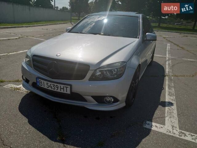 Серый Мерседес Ц-Класс, объемом двигателя 3 л и пробегом 225 тыс. км за 9800 $, фото 1 на Automoto.ua