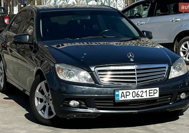 Серый Мерседес Ц-Класс, объемом двигателя 2.1 л и пробегом 210 тыс. км за 8999 $, фото 1 на Automoto.ua