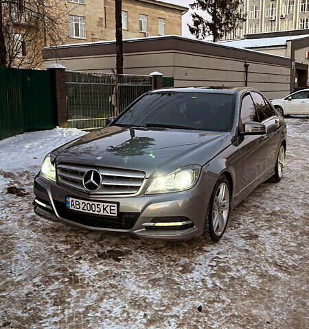 Серый Мерседес Ц-Класс, объемом двигателя 2.5 л и пробегом 209 тыс. км за 12200 $, фото 1 на Automoto.ua