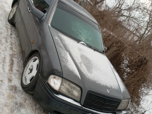 Серый Мерседес Ц-Класс, объемом двигателя 2 л и пробегом 350 тыс. км за 1000 $, фото 1 на Automoto.ua