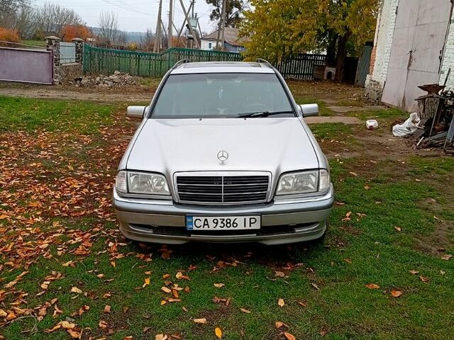 Сірий Мерседес Ц-Клас, об'ємом двигуна 2.4 л та пробігом 320 тис. км за 3000 $, фото 1 на Automoto.ua