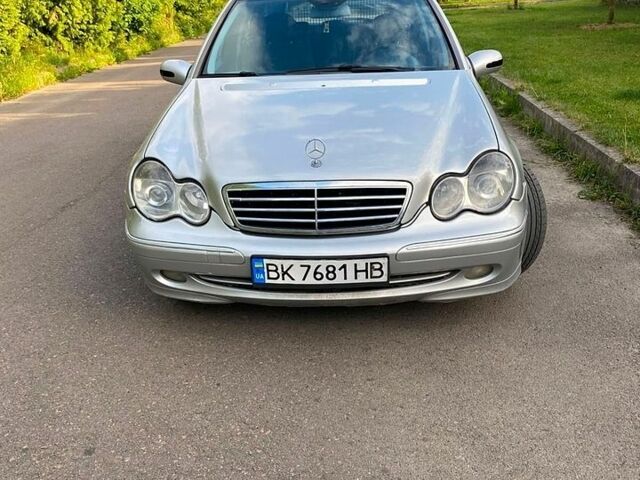 Сірий Мерседес Ц-Клас, об'ємом двигуна 2 л та пробігом 333 тис. км за 3800 $, фото 1 на Automoto.ua