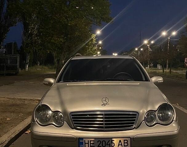 Сірий Мерседес Ц-Клас, об'ємом двигуна 2 л та пробігом 352 тис. км за 3500 $, фото 1 на Automoto.ua
