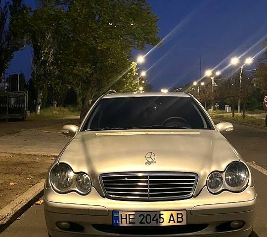 Сірий Мерседес Ц-Клас, об'ємом двигуна 2 л та пробігом 352 тис. км за 2800 $, фото 1 на Automoto.ua
