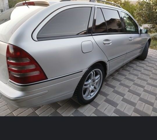 Серый Мерседес Ц-Класс, объемом двигателя 2 л и пробегом 900 тыс. км за 2500 $, фото 1 на Automoto.ua