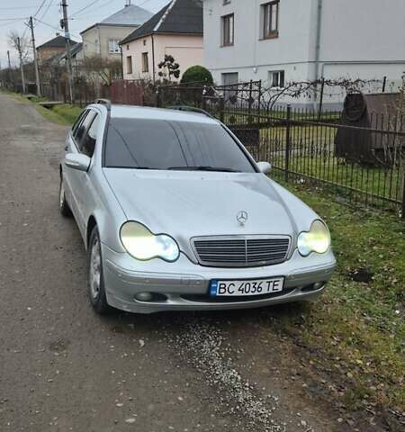 Серый Мерседес Ц-Класс, объемом двигателя 2.1 л и пробегом 350 тыс. км за 4001 $, фото 1 на Automoto.ua