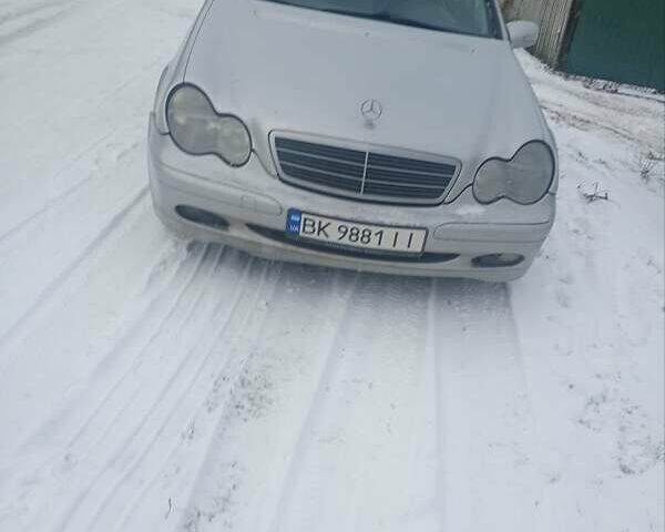 Серый Мерседес Ц-Класс, объемом двигателя 2.2 л и пробегом 490 тыс. км за 4000 $, фото 1 на Automoto.ua